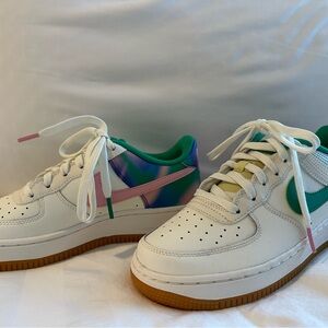 Stylish Women's Sneakers with Green and Pink Highlights